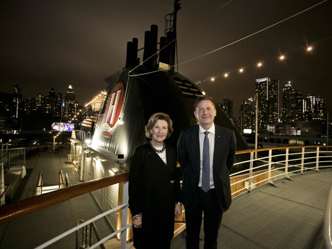 Dronninga og Hurtigrutas konsernsjef Daniel Skjeldam annonserte det nye samarbeidet om bord på MS Fram. Foto: Pontus Höök, Hurtigruta